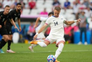 Pênalti de Mihailovic dá primeiro gol masculino dos EUA nas Olimpíadas de Paris