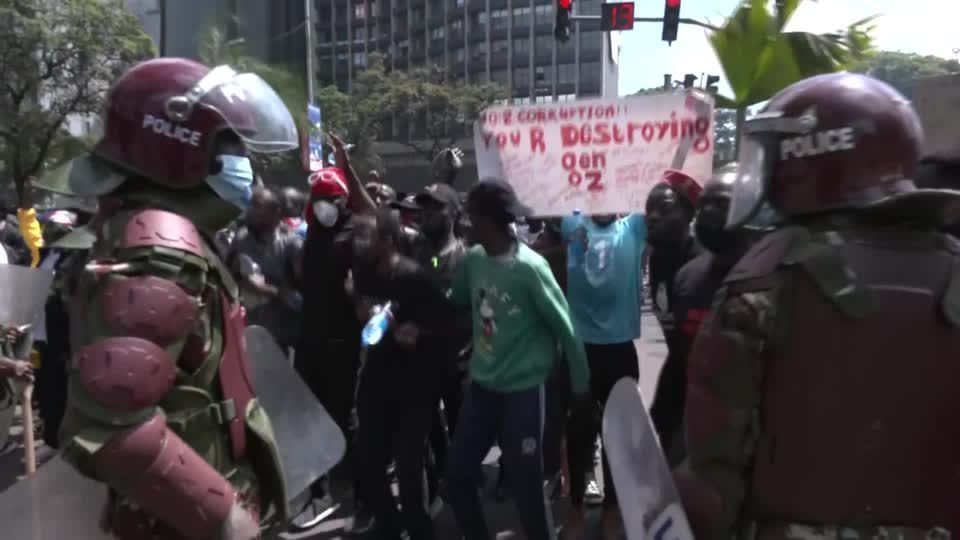 Polícia dispara contra manifestantes que tentavam invadir o parlamento do Quênia