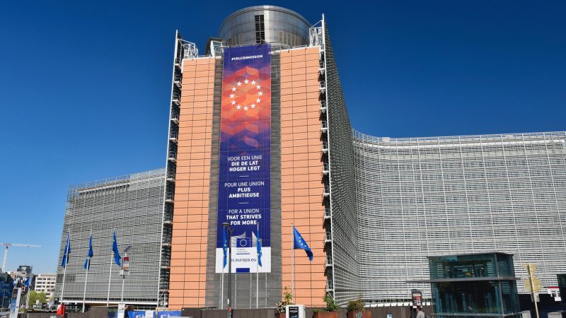 Por dentro da pressa da Comissão Europeia em elaborar códigos de prática para IA de uso geral – Euractiv