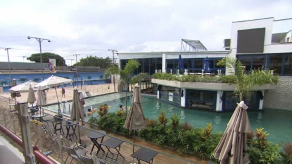 Praia em São Paulo? Bar temático tem piscina, quadras de areia e palco para shows