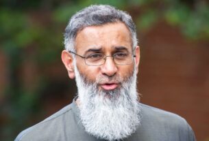 Pregador radical britânico Anjem Choudary condenado à prisão perpétua por dirigir um grupo terrorista