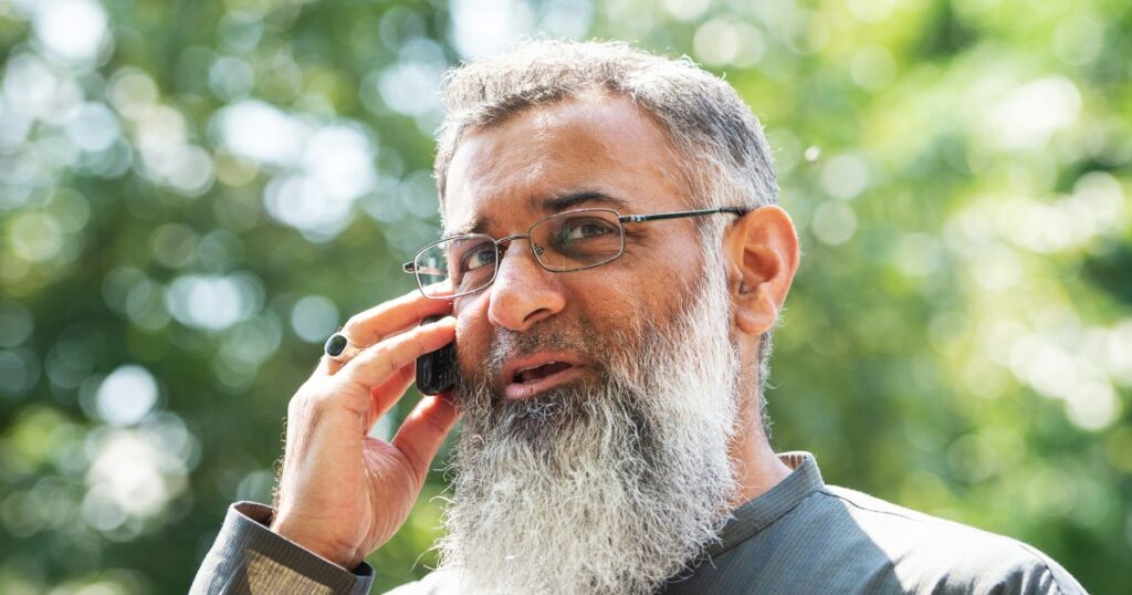 Pregador radical britânico Anjem Choudary condenado por dirigir um grupo terrorista islâmico