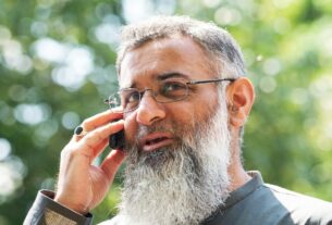 Pregador radical britânico Anjem Choudary condenado por dirigir um grupo terrorista islâmico