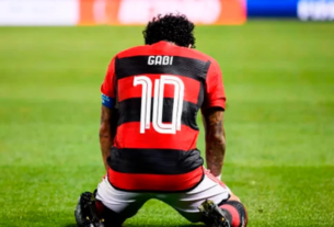 Gabigol perdeu a camisa 10 do Flamengo, após aparecer vestindo a camisa do Corinthians. Foto: Reprodução