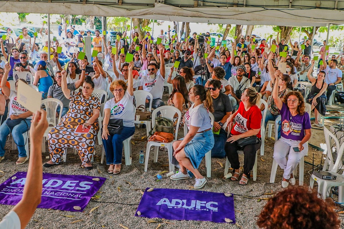 Professores das universidades federais decidem encerrar greve em todo o país | Política