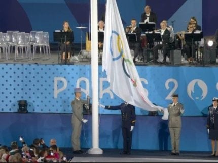 Que gafe! Bandeira Olímpica foi hasteada de cabeça para baixo em abertura