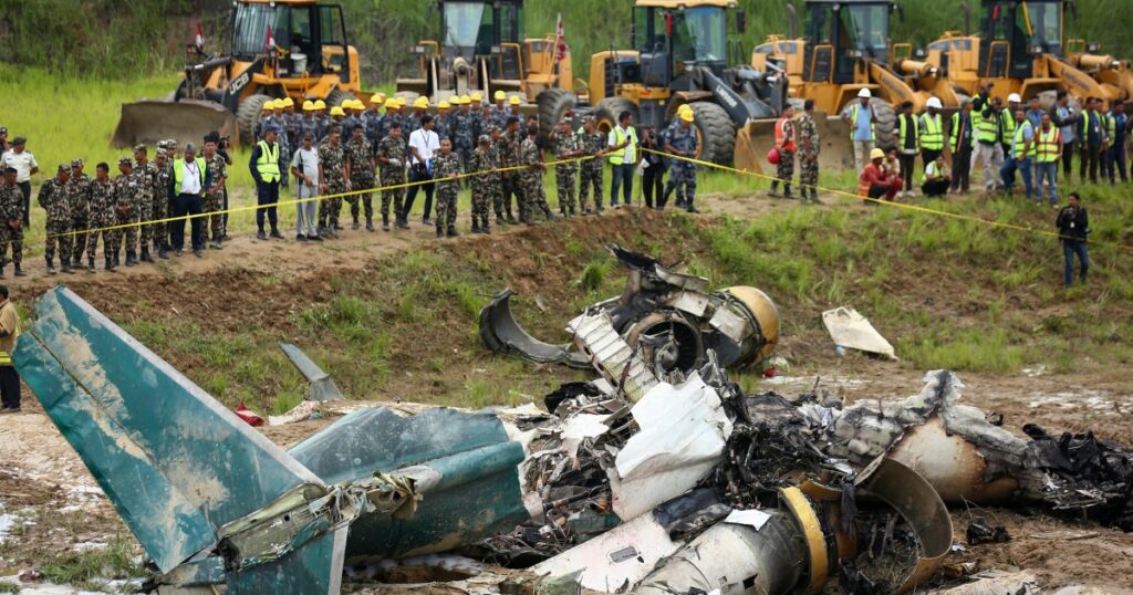 Queda de avião no aeroporto de Kathmandu, no Nepal, mata 18