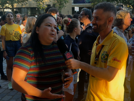 Rosa Santos, mãe de Rebeca Andrade, deu entrevista ao portal LeoDias em Paris (Reprodução)