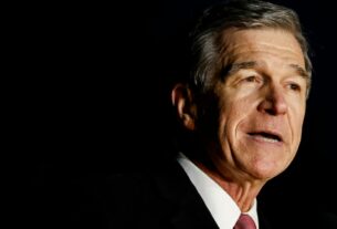 Roy Cooper desiste de ser considerado companheiro de chapa de Harris