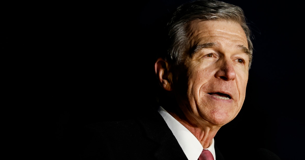 Roy Cooper desiste de ser considerado companheiro de chapa de Harris