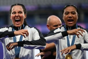 Rugby feminino da Nova Zelândia realiza Haka após vitória da medalha de ouro