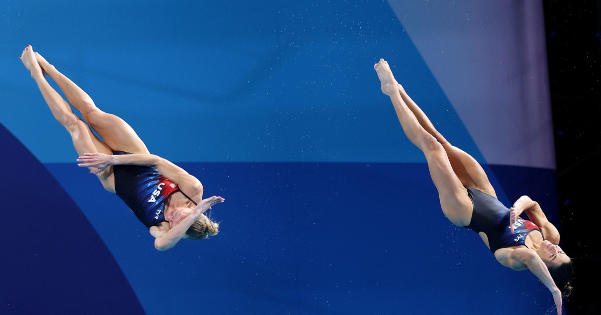 Saltadores americanos Sarah Bacon e Kassidy Cook ganham prata no trampolim sincronizado