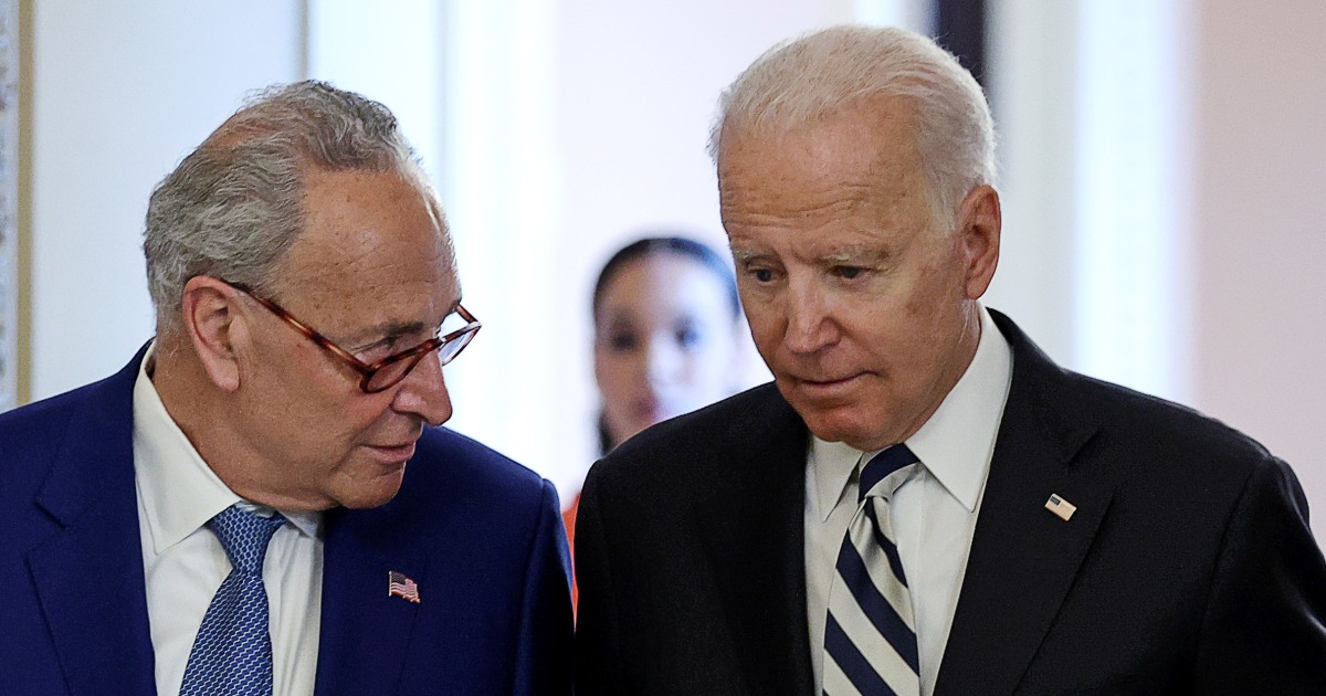 Schumer teve uma conversa privada 'franca' com Biden sobre a corrida de 2024