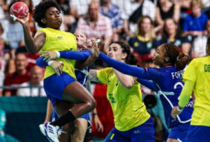 Seleção feminina de handebol feminino perde para França na terceira rodada