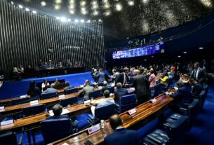 Senado aprova bolsa de pelo menos R$ 700 para alunos de baixa renda da graduação