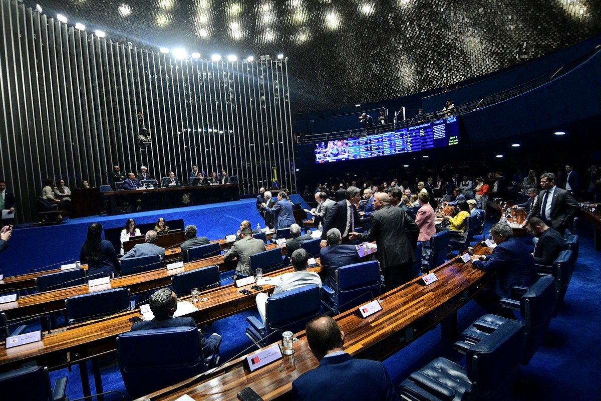 Senado aprova bolsa de pelo menos R$ 700 para alunos de baixa renda da graduação