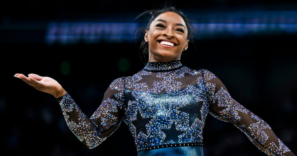 Simone Biles supera dor na panturrilha, equipe feminina de ginástica dos EUA fica em primeiro lugar