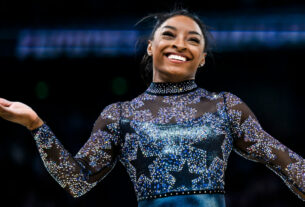 Simone Biles supera dor na panturrilha, equipe feminina de ginástica dos EUA fica em primeiro lugar