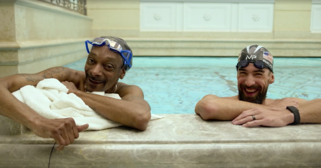 Snoop Dogg testa seu "poder pulmonar" na piscina com Michael Phelps