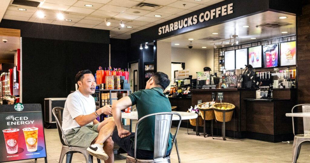 Starbucks está cambaleando enquanto os clientes vão para outros lugares, as vendas caem