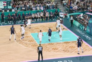 Steph Curry dança na lateral do campo após cesta de Anthony Edwards contra a Sérvia