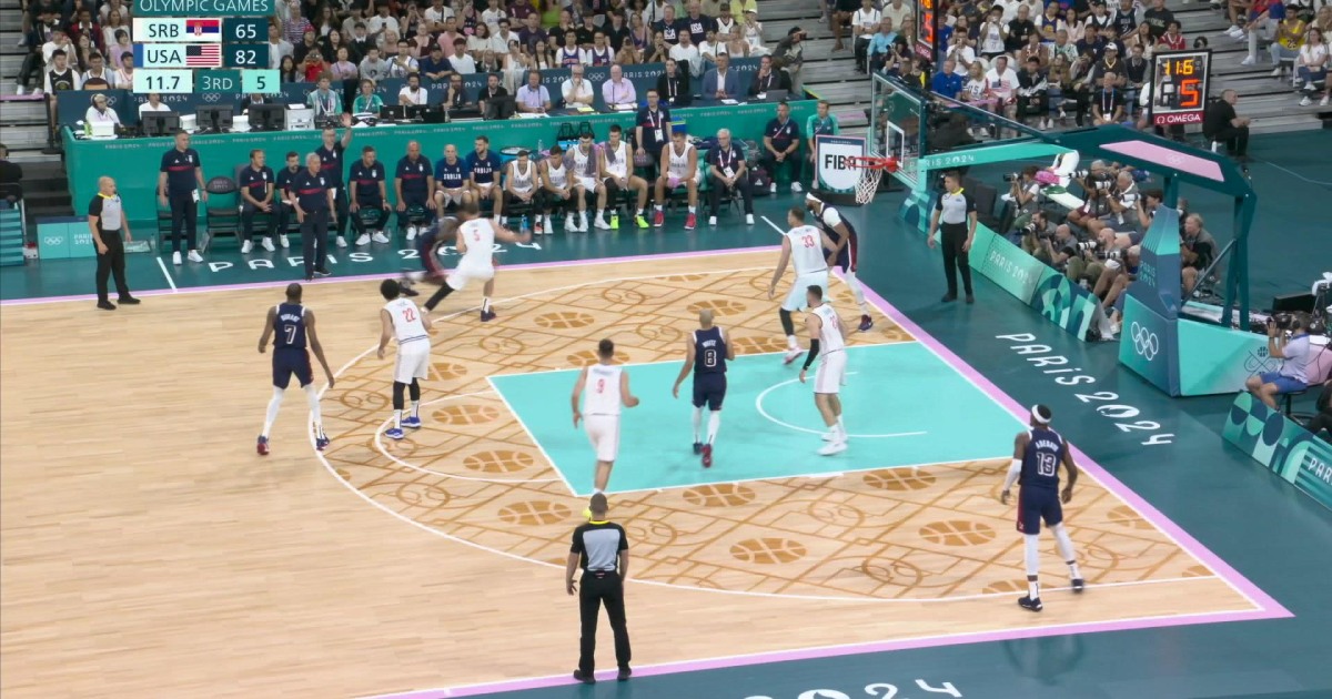 Steph Curry dança na lateral do campo após cesta de Anthony Edwards contra a Sérvia