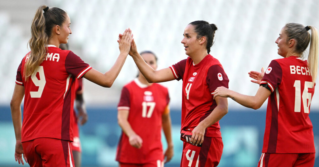 Técnico da seleção feminina de futebol do Canadá é suspenso em meio à polêmica envolvendo drones