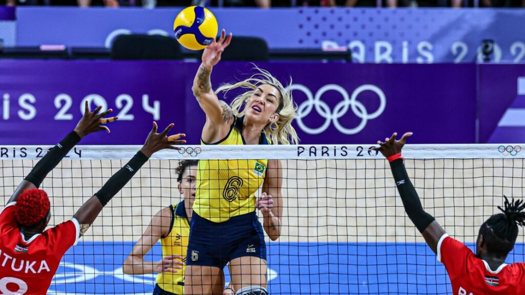 Thaísa dá recado e anima torcida do Brasil após vitória sobre o Quênia em Paris