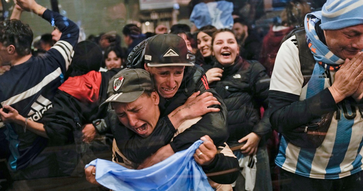 Torcedores argentinos comemoram vitória na Copa América, um alívio na crise econômica do país