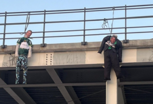 Bonecos enforcados de Leila Pereira e John Textor foram pendurados nas imediações do estádio Nilton Santos, antes de jogo entre Botafogo e Palmeiras (Reprodução)