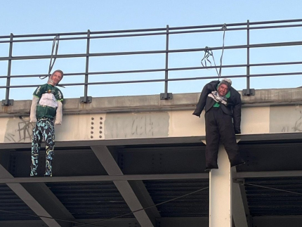 Bonecos enforcados de Leila Pereira e John Textor foram pendurados nas imediações do estádio Nilton Santos, antes de jogo entre Botafogo e Palmeiras (Reprodução)