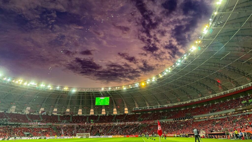 Torcida do Inter se revolta com eliminação na Sul-Americana e tenta invadir gramado