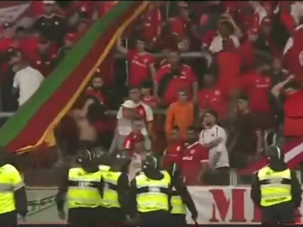 Torcida se revolta com eliminação do Internacional e tenta invadir gramado