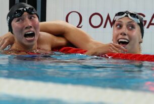 Torri Huske, dos EUA, segura Gretchen Walsh e conquista ouro nos 100m borboleta