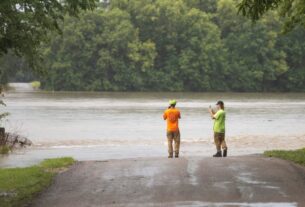 Uma barragem falha após chuva, vento e tornados atingirem o Centro-Oeste