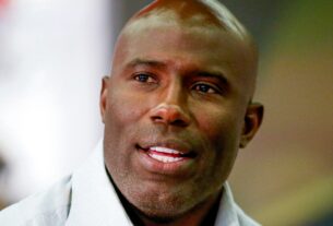 United Airlines pede desculpas por enviar carta de proibição de voo para o astro da NFL Terrell Davis após ele ter sido retirado do avião