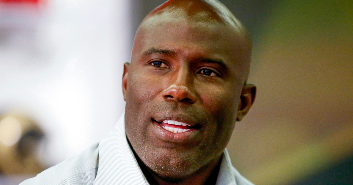 United Airlines pede desculpas por enviar carta de proibição de voo para o astro da NFL Terrell Davis após ele ter sido retirado do avião