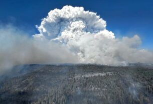 Vários incêndios, incluindo um "megaincêndio", estão crescendo no Oregon em meio a combustível seco e altas temperaturas