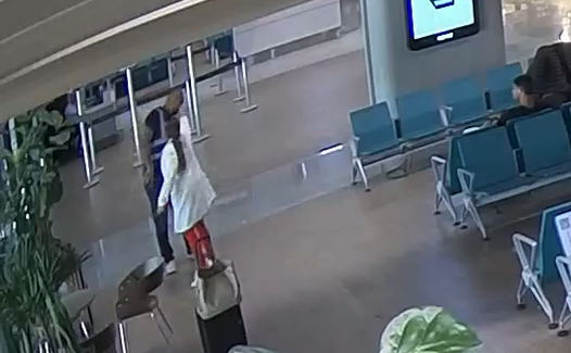 Vídeo: Mulher é presa após agredir funcionário e cometer ofensas raciais em aeroporto de MG