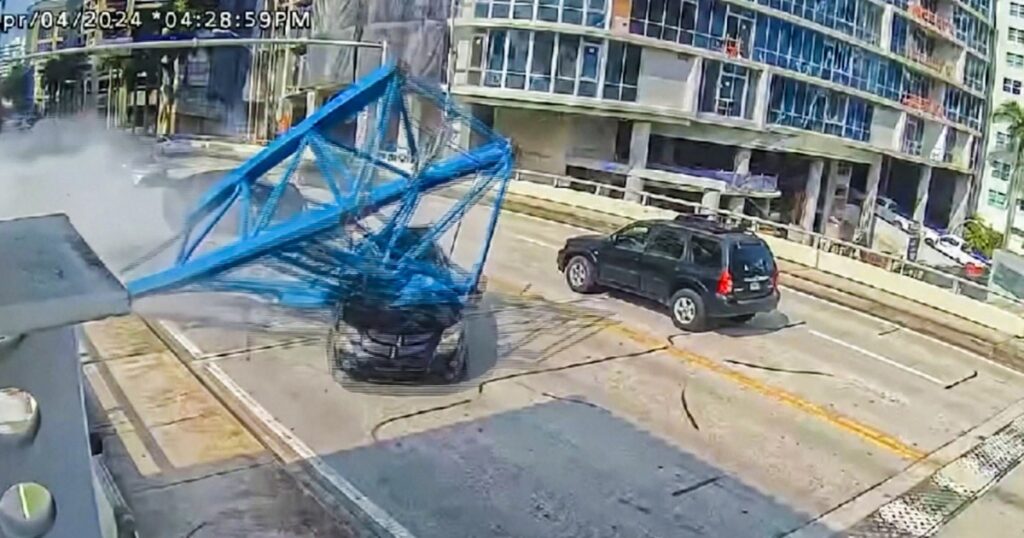 Vídeos mostram peça de guindaste caindo e colidindo com carro em movimento em Fort Lauderdale