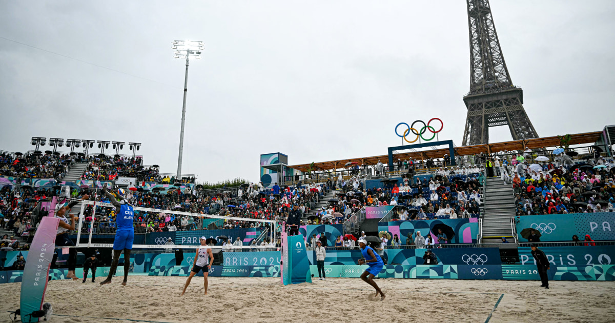 Vôlei de praia começa sob a Torre Eiffel apesar das chuvas torrenciais