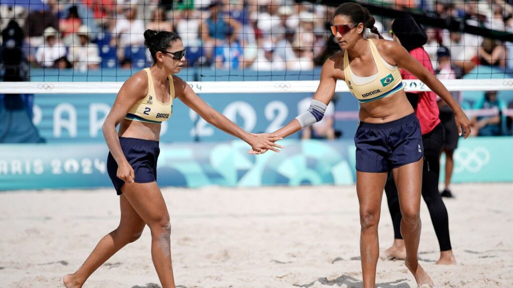 Vôlei de praia em Paris 2024: duplas do Brasil estreiam sem perder set