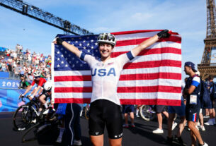 A americana Kristen Faulkner surpreende ao conquistar a medalha de ouro na corrida de estrada feminina