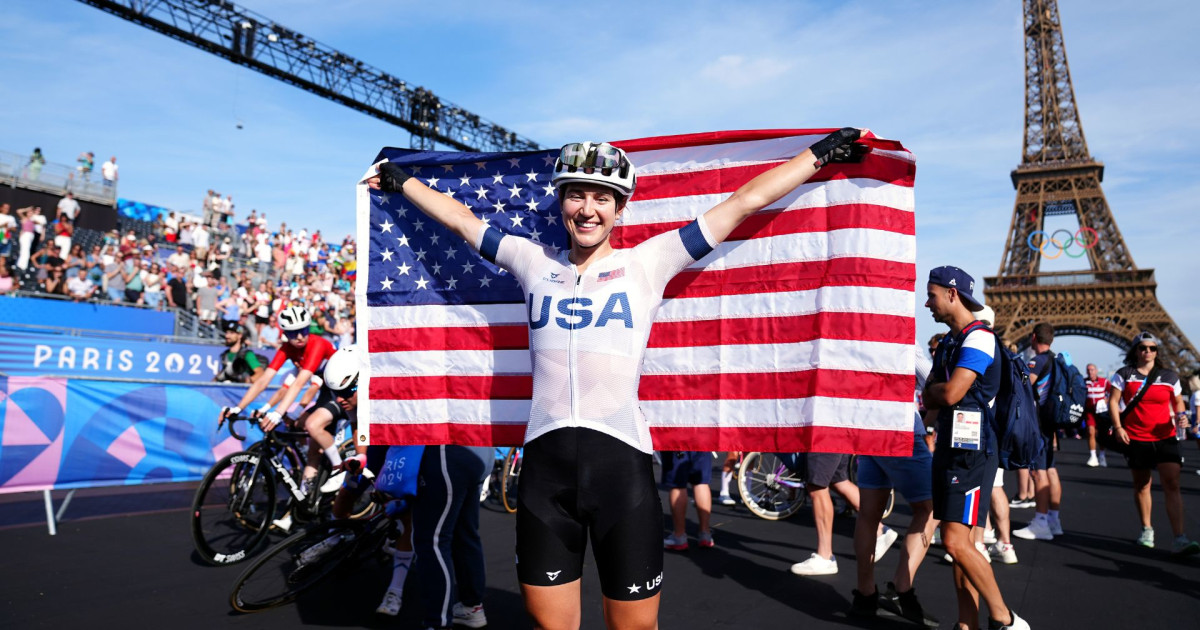 A americana Kristen Faulkner surpreende ao conquistar a medalha de ouro na corrida de estrada feminina