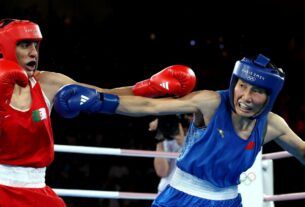 A argelina Imane Khelif conquista o ouro no boxe peso médio feminino em Paris 2024