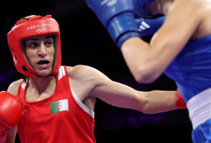 A boxeadora Imane Khelif, anteriormente impedida de participar de eventos femininos, vence a primeira luta nas Olimpíadas de Paris