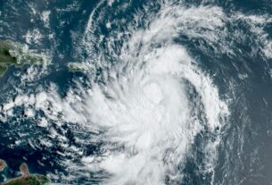 A tempestade tropical Ernesto deve se fortalecer e se tornar um furacão no Atlântico