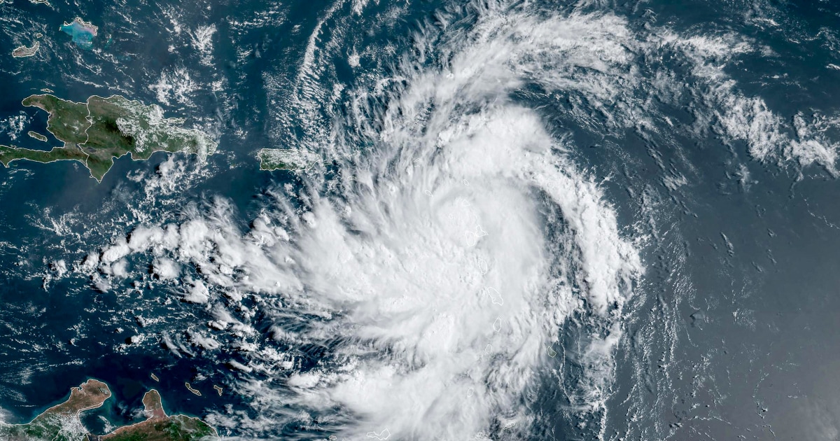 A tempestade tropical Ernesto deve se fortalecer e se tornar um furacão no Atlântico