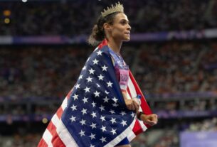 Americana bate próprio recorde e se torna bicampeã olímpica no atletismo