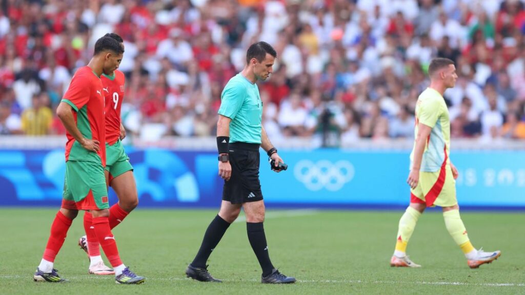 Árbitro “sofre falta“ e é substituído em semifinal do futebol na Olimpíada